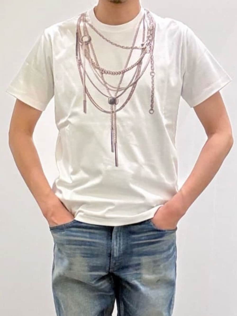 ホワイト系のTシャツ/カットソー、ブルー系のデニムパンツ、ホワイト系のスニーカーを着用したメンズの夏コーディネートの7枚目の写真