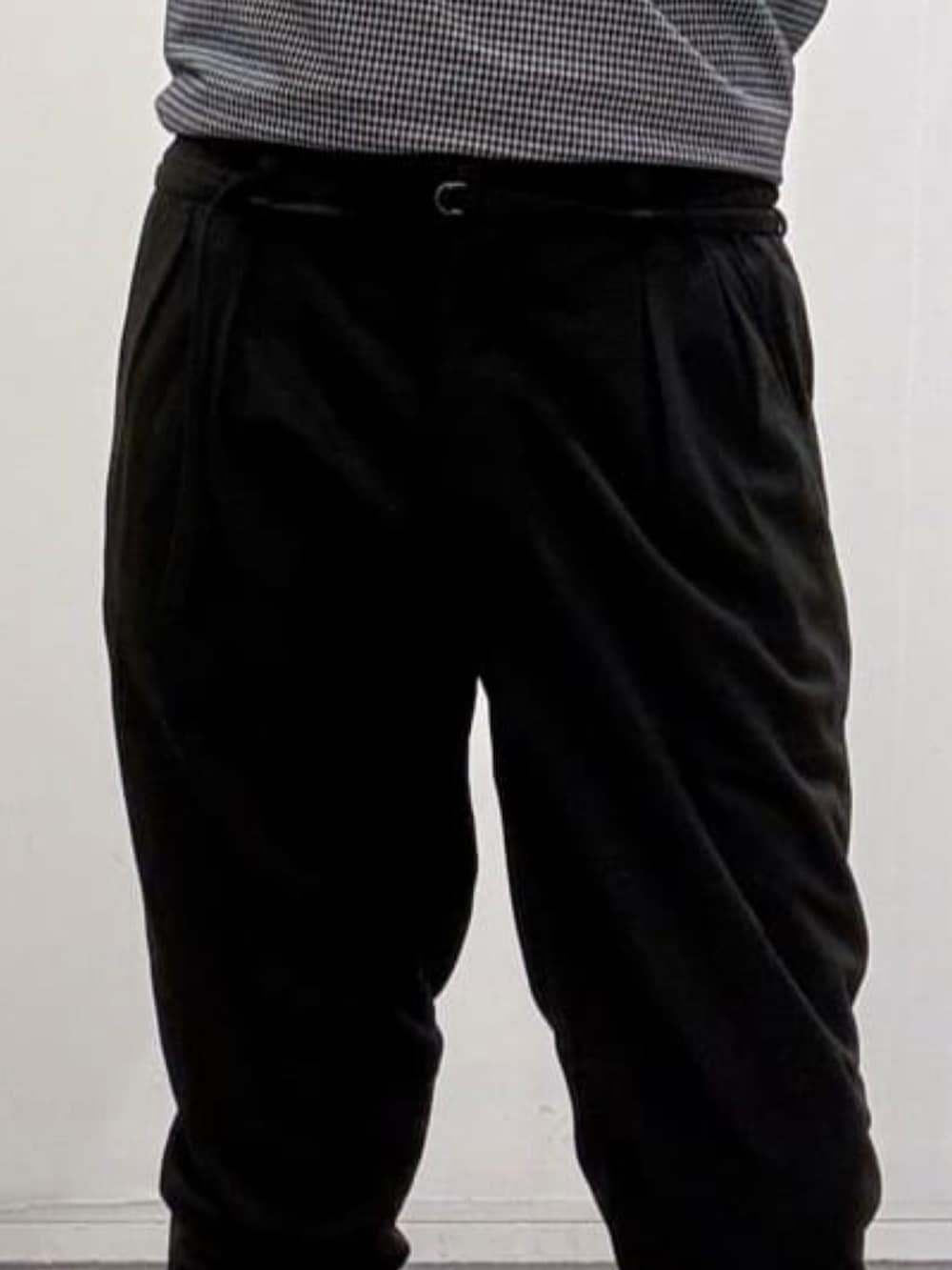 ブラック系のスニーカー、その他のTシャツ/カットソー、ブラック系のスラックスを着用したメンズの夏コーディネートの7枚目の写真