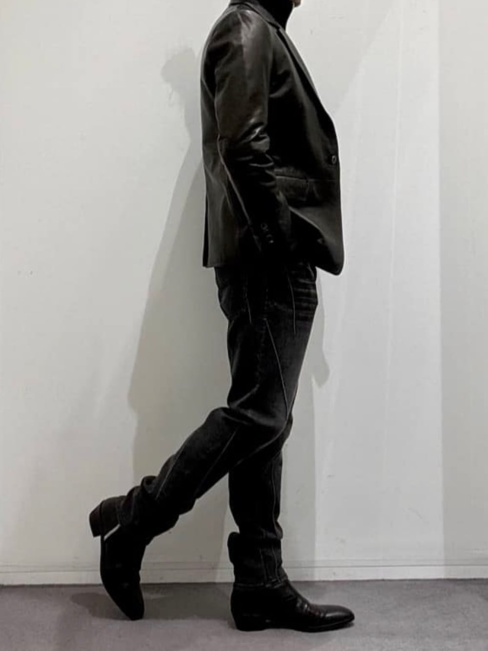 ブラック系のその他パンツ、ブラック系のブーツ、ブラック系のテーラードジャケットを着用したメンズの秋コーディネートの3枚目の写真