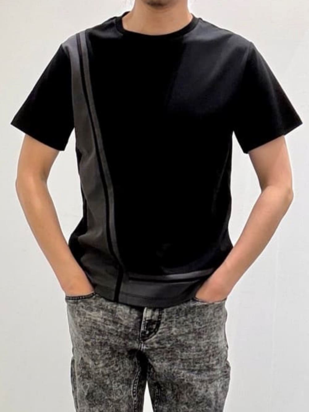 ブラック系のTシャツ/カットソー、ブラック系のデニムパンツ、ブラック系のスリッポンを着用したメンズの夏コーディネートの6枚目の写真