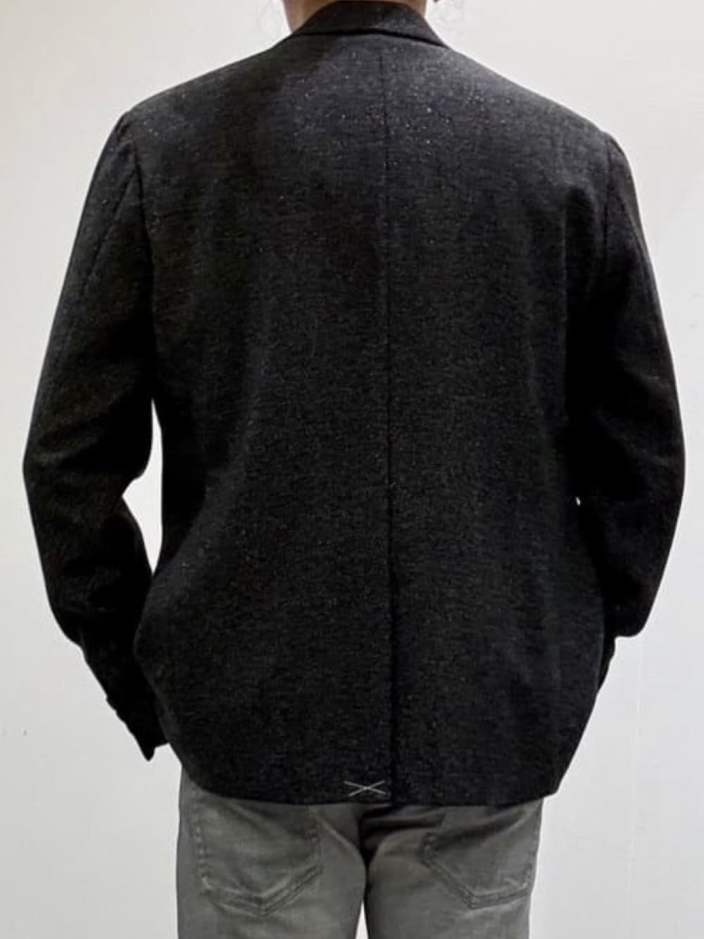 ブラック系のブーツ、グレー系のデニムパンツ、グレー系のTシャツ/カットソーを着用したメンズの秋コーディネートの6枚目の写真