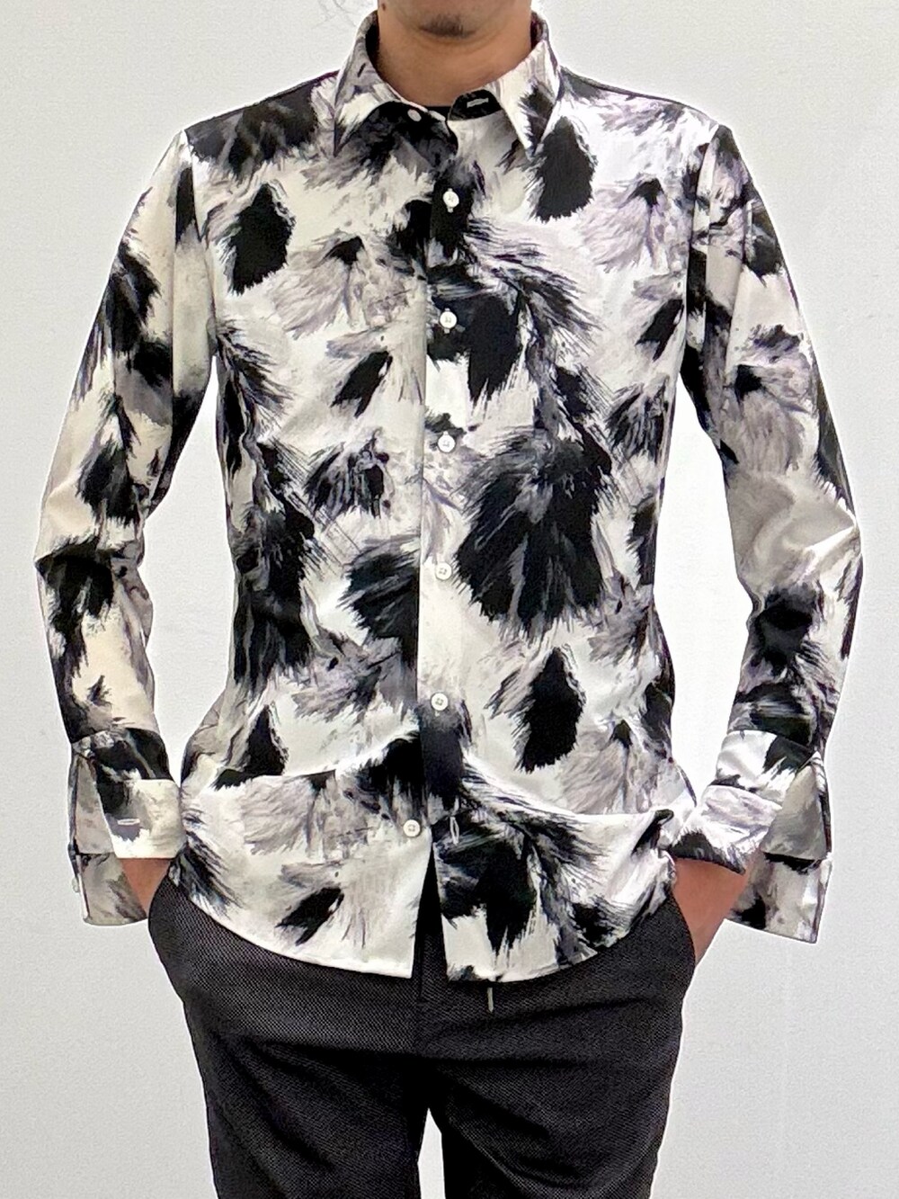 ブラック系のシャツ/ブラウス、ブラック系のTシャツ/カットソー、ブラック系のその他パンツを着用したメンズの春コーディネートの5枚目の写真