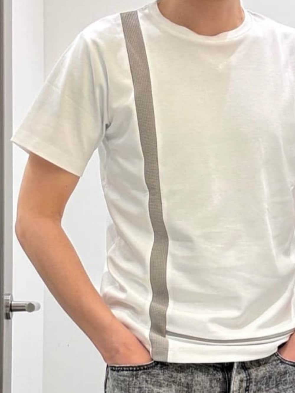 ホワイト系のスニーカー、ホワイト系のTシャツ/カットソー、ブラック系のデニムパンツを着用したメンズの夏コーディネートの7枚目の写真