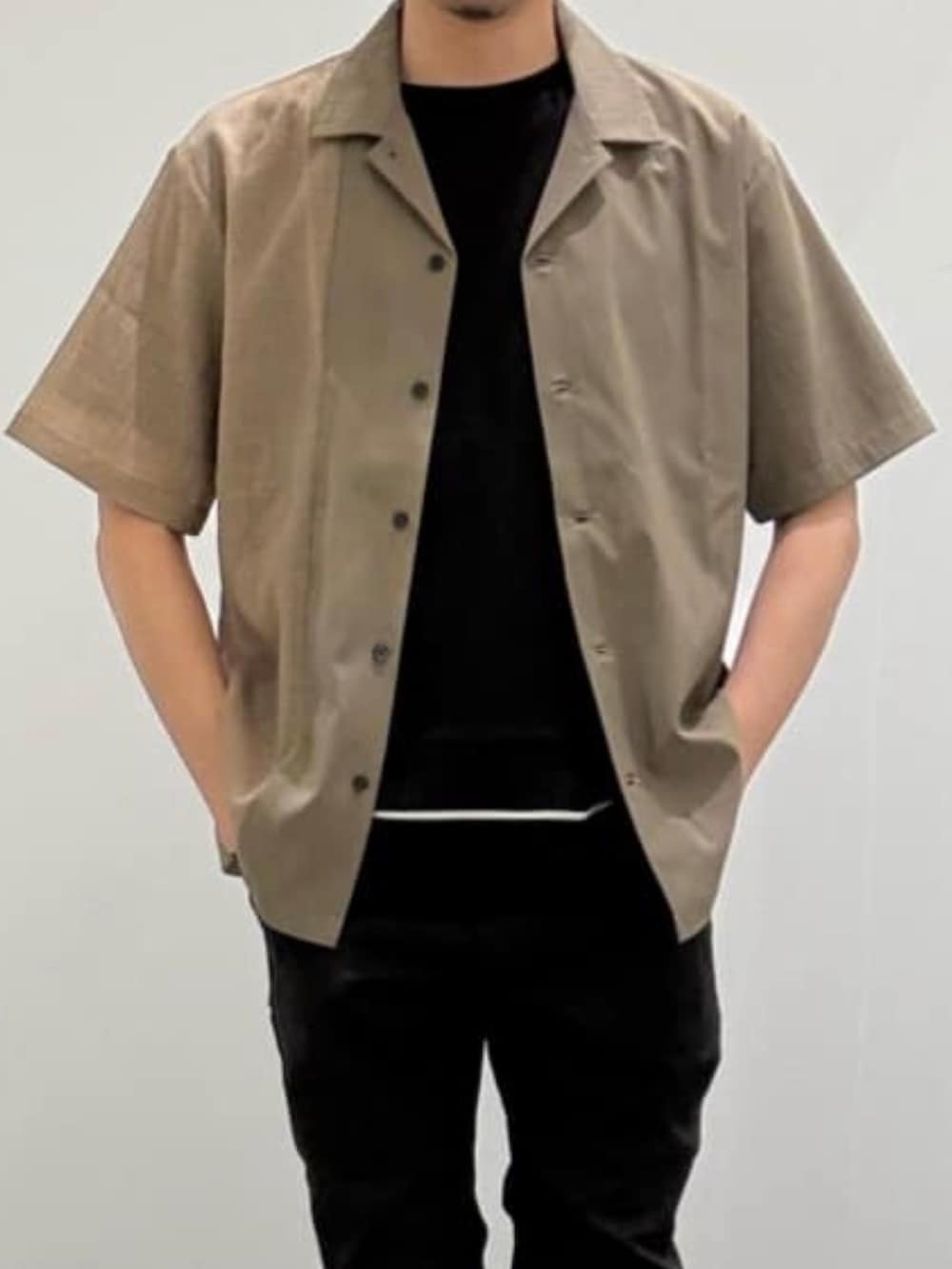 ブラック系のデニムパンツ、ブラック系のスリッポン、ブラック系のTシャツ/カットソーを着用したメンズの夏コーディネートの4枚目の写真