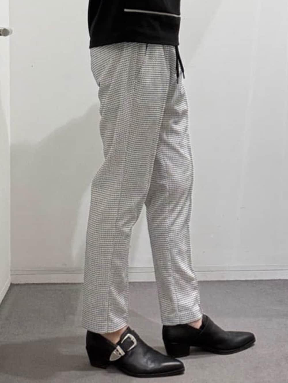 ブラック系のスリッポン、ホワイト系のスラックス、ブラック系のTシャツ/カットソーを着用したメンズの夏コーディネートの9枚目の写真