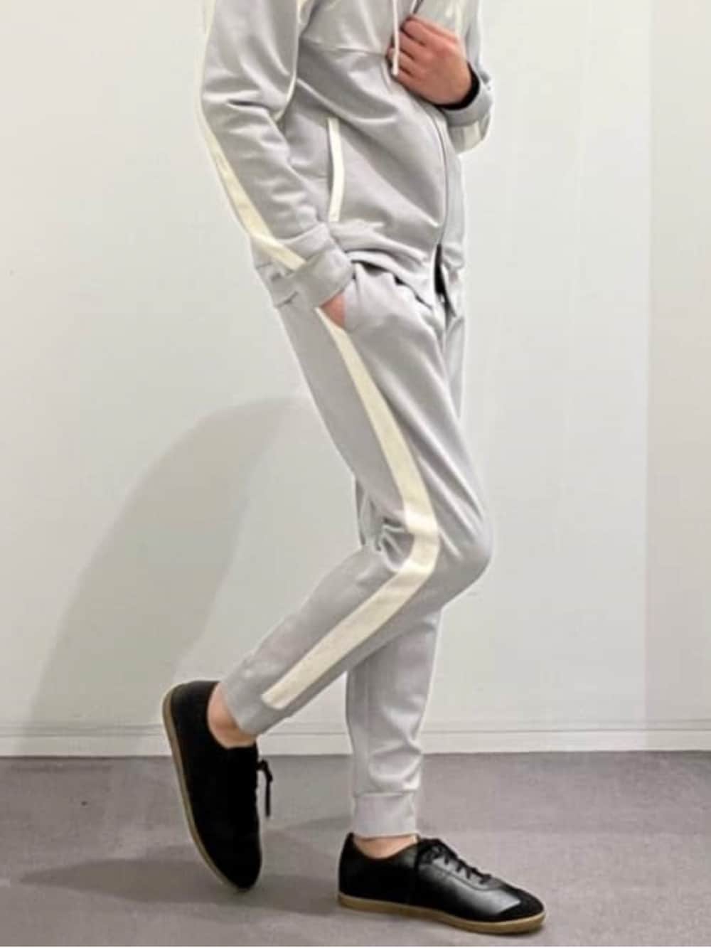 ブラック系のニット/セーター、グレー系のパーカー、グレー系のスウェットパンツを着用したメンズの夏コーディネートの6枚目の写真