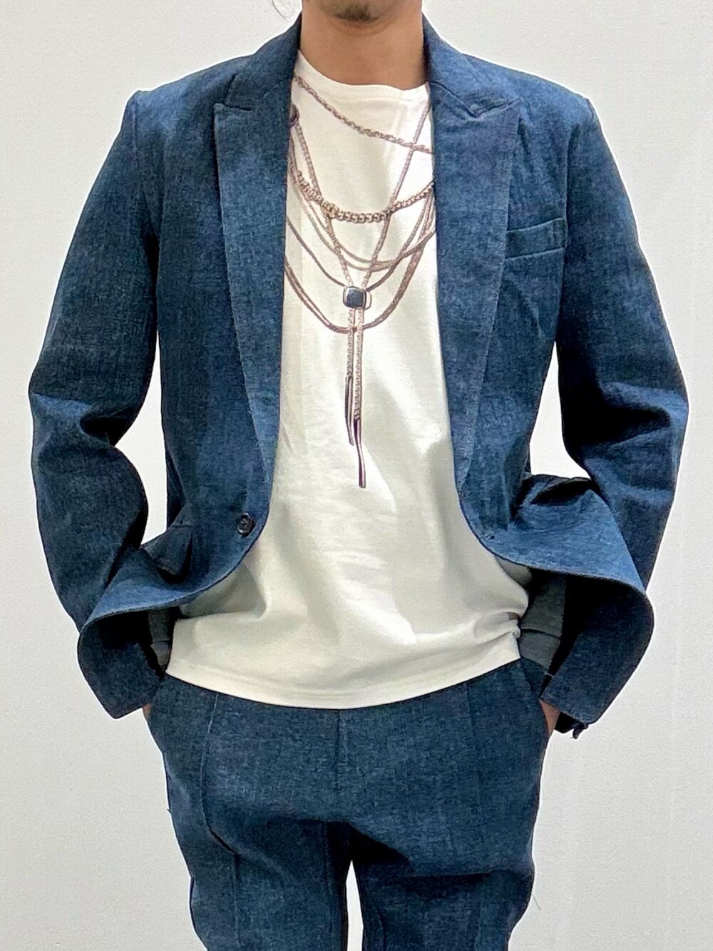 ブルー系のテーラードジャケット、ブルー系のデニムパンツ、ホワイト系のTシャツ/カットソーを着用したメンズの春コーディネートの4枚目の写真
