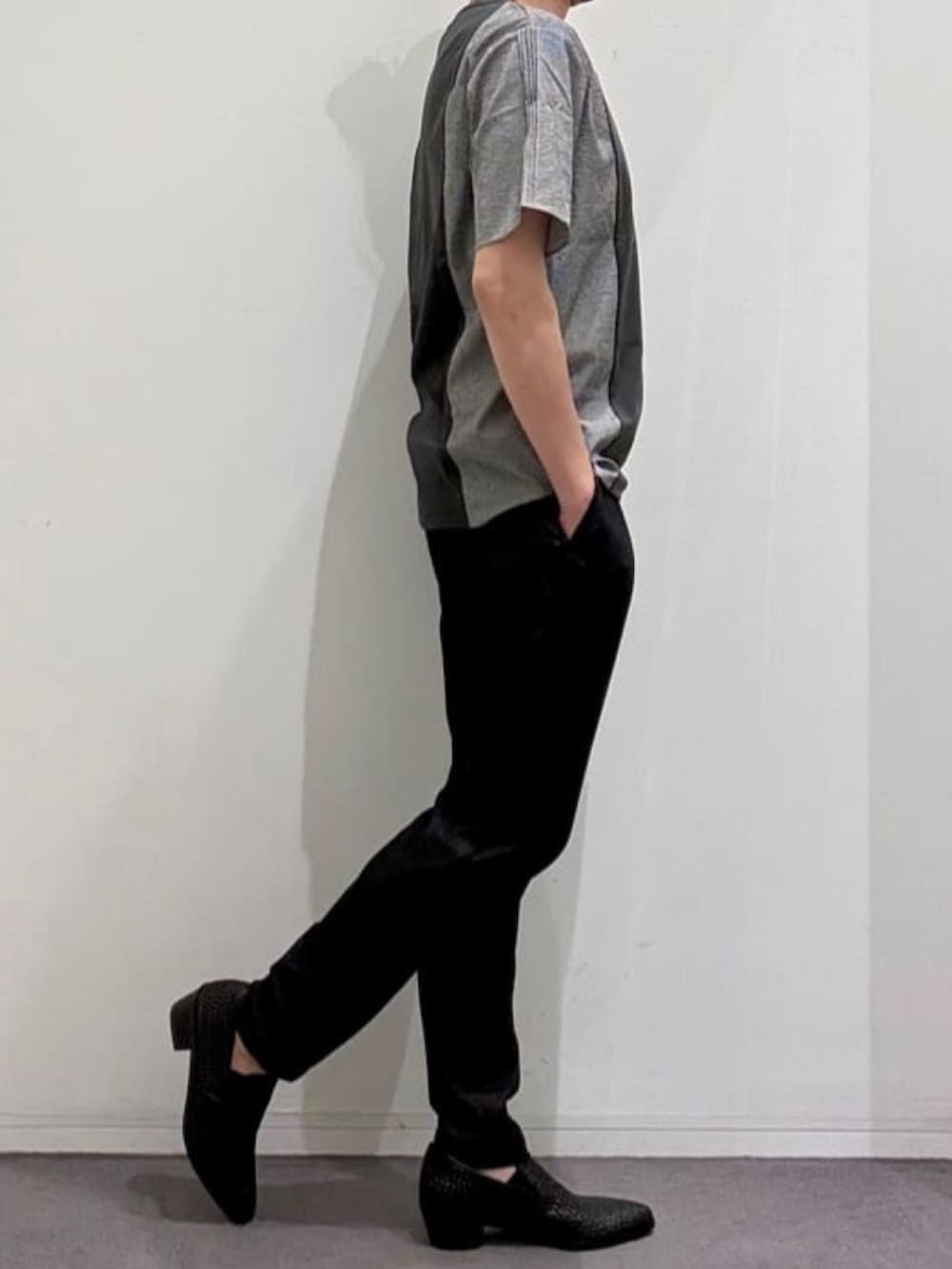 グレー系のTシャツ/カットソー、ブラック系のスリッポン、ブラック系のスラックスを着用したメンズの夏コーディネートの3枚目の写真