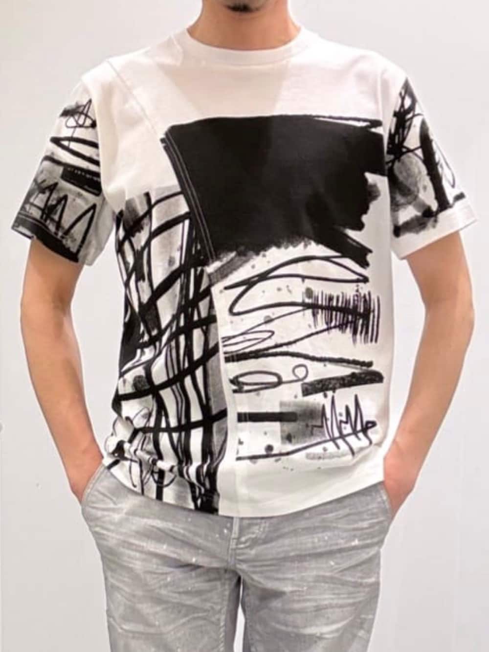ホワイト系のスニーカー、グレー系のデニムパンツ、ホワイト系のTシャツ/カットソーを着用したメンズの夏コーディネートの6枚目の写真