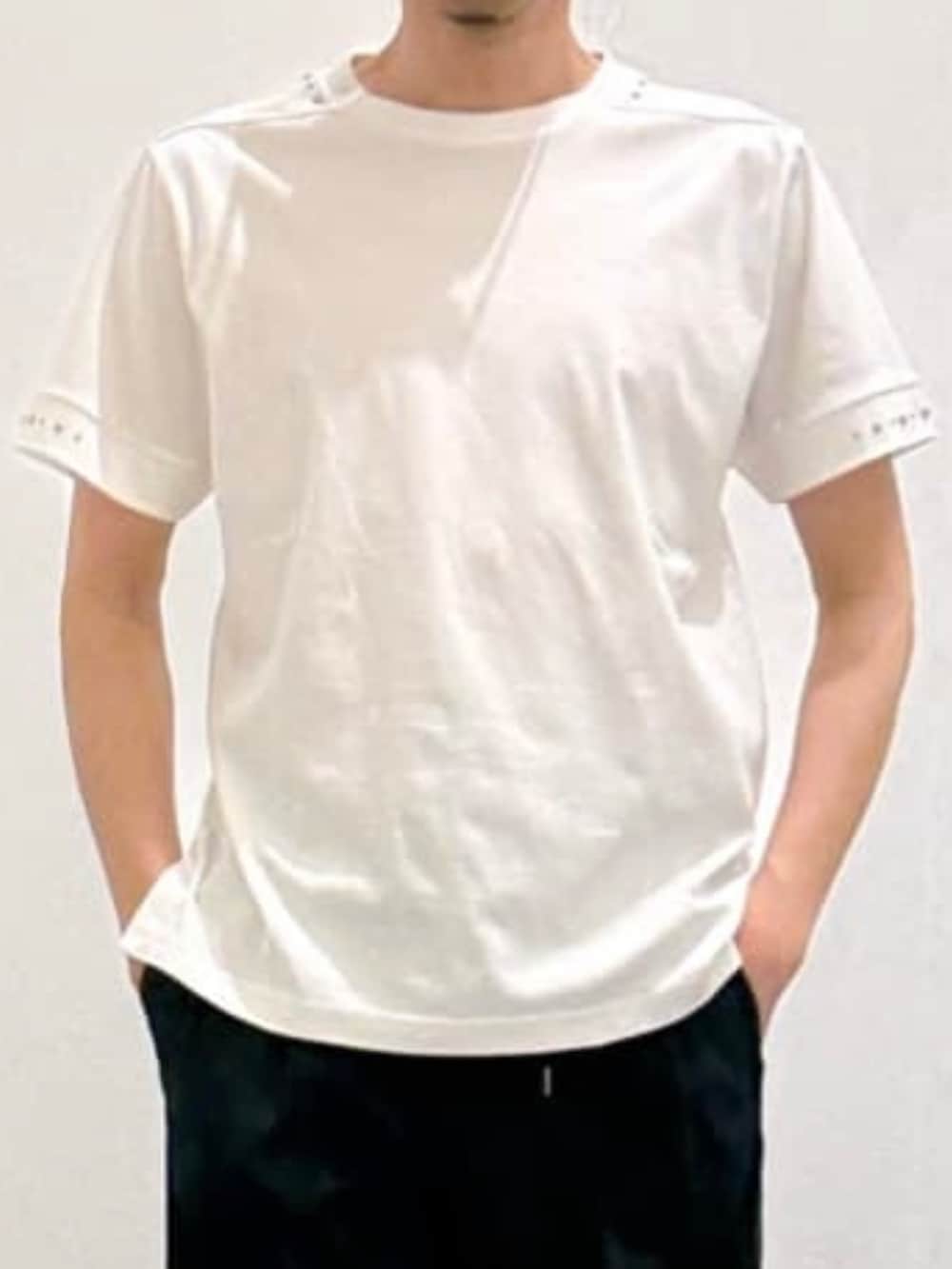 ブルー系のスラックス、ホワイト系のTシャツ/カットソーを着用したメンズの夏コーディネートの4枚目の写真