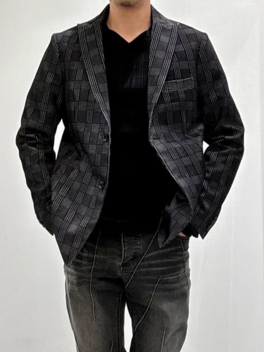 ブラック系のブーツ、グレー系のセットアップ、ブラック系のニット/セーターを着用したメンズの秋コーディネートの3枚目の写真