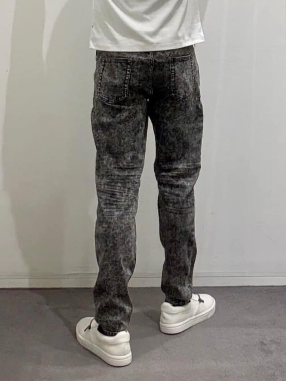 ホワイト系のスニーカー、ホワイト系のTシャツ/カットソー、ブラック系のデニムパンツを着用したメンズの夏コーディネートの10枚目の写真