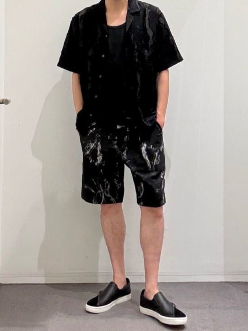 ブラック系のその他パンツ、ブラック系のスニーカー、ブラック系のシャツ/ブラウスを着用したメンズの夏コーディネートの2枚目の写真