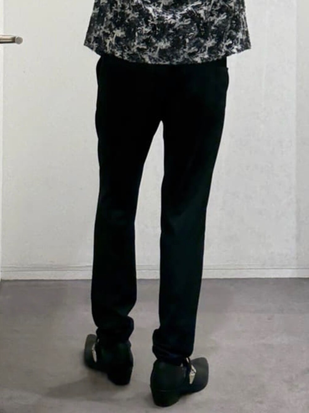 ブラック系のTシャツ/カットソー、ブラック系のシャツ/ブラウス、ブルー系のスラックスを着用したメンズの夏コーディネートの10枚目の写真
