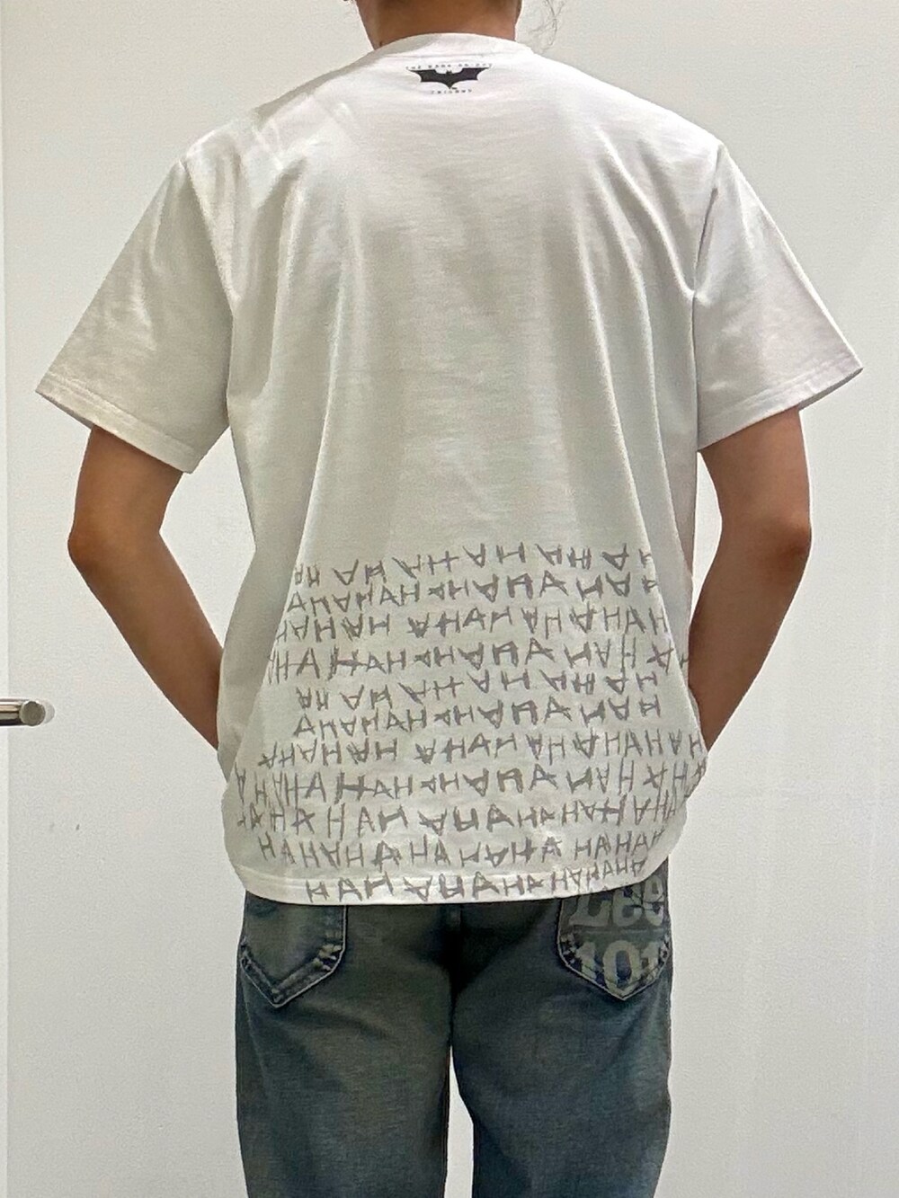 ホワイト系のスニーカー、ブルー系のデニムパンツ、ブルー系のテーラードジャケットを着用したメンズの春コーディネートの7枚目の写真