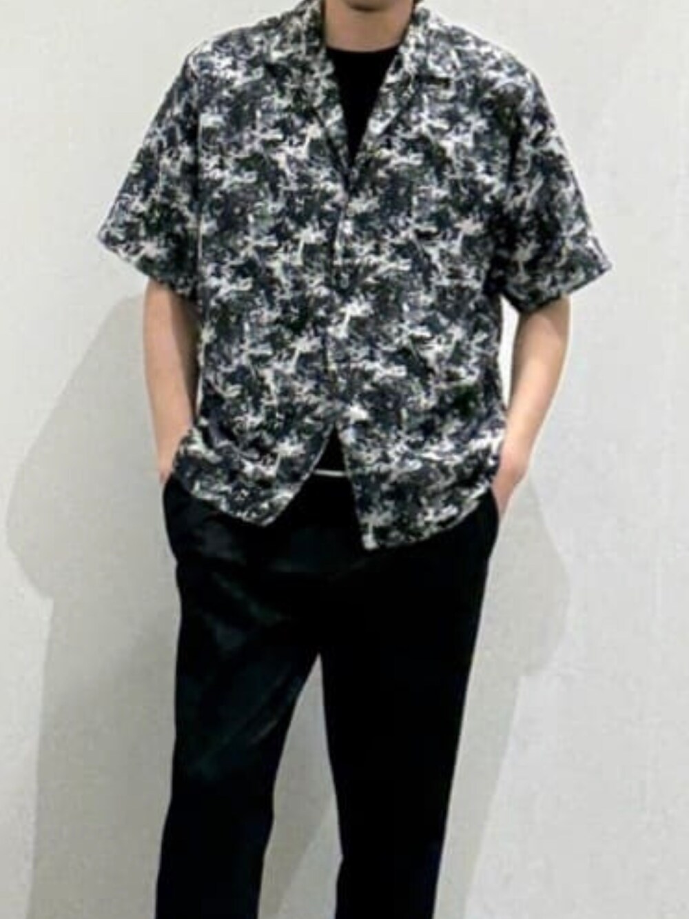 ブラック系のTシャツ/カットソー、ブラック系のシャツ/ブラウス、ブルー系のスラックスを着用したメンズの夏コーディネートの4枚目の写真