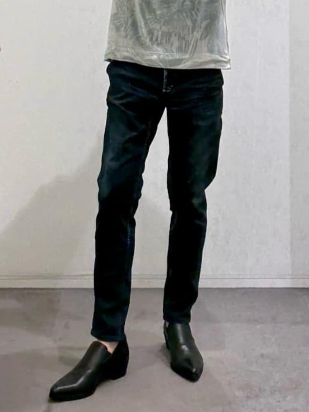 ブルー系のブルゾン、ホワイト系のTシャツ/カットソー、ブラック系のスリッポンを着用したメンズの春コーディネートの9枚目の写真