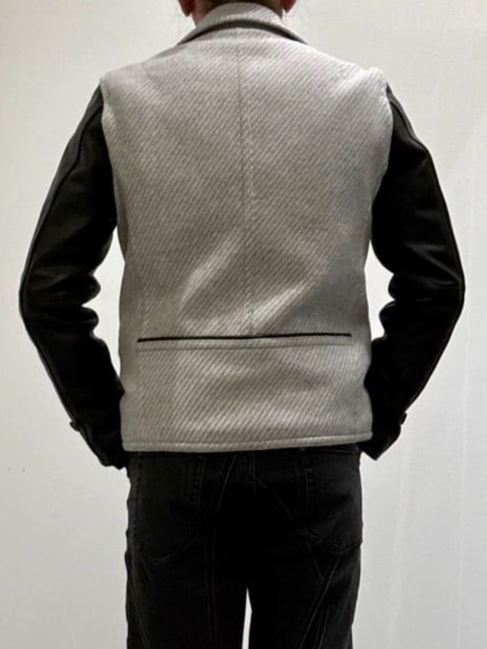 ブラック系のブーツ、レッド系のTシャツ/カットソー、ブラック系のその他パンツを着用したメンズの秋コーディネートの7枚目の写真