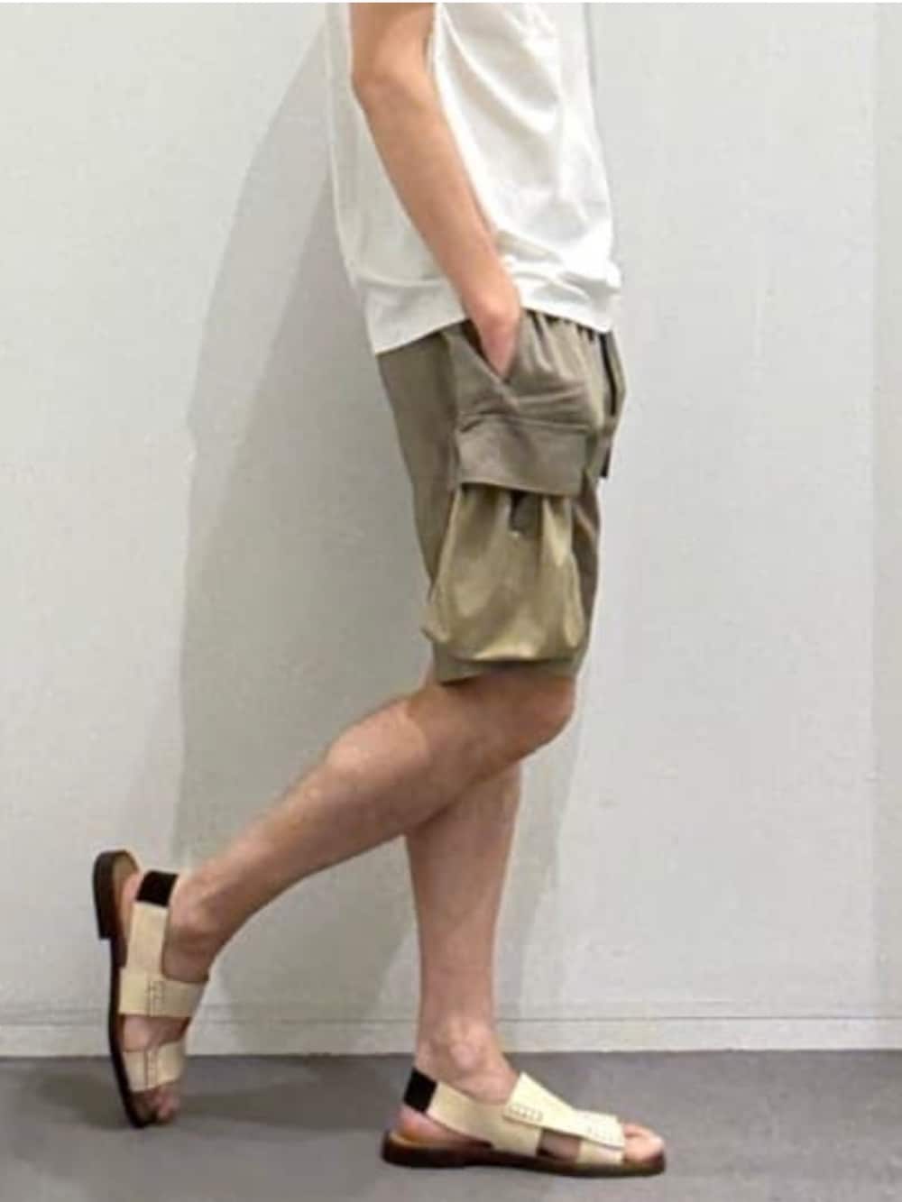 ホワイト系のTシャツ/カットソー、グリーン系のカーゴパンツ、ベージュ系のサンダルを着用したメンズの夏コーディネートの5枚目の写真