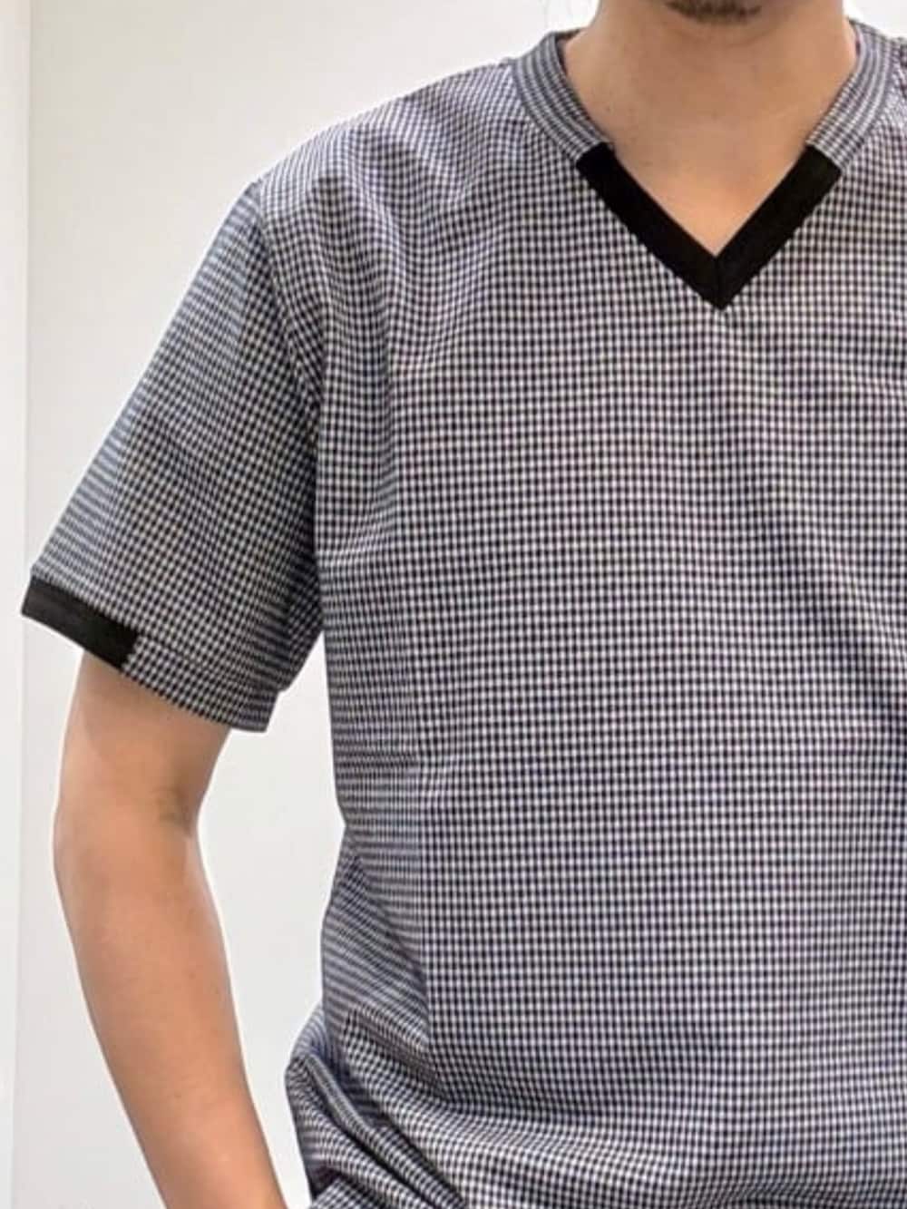 ブラック系のスニーカー、その他のTシャツ/カットソー、ブラック系のスラックスを着用したメンズの夏コーディネートの6枚目の写真