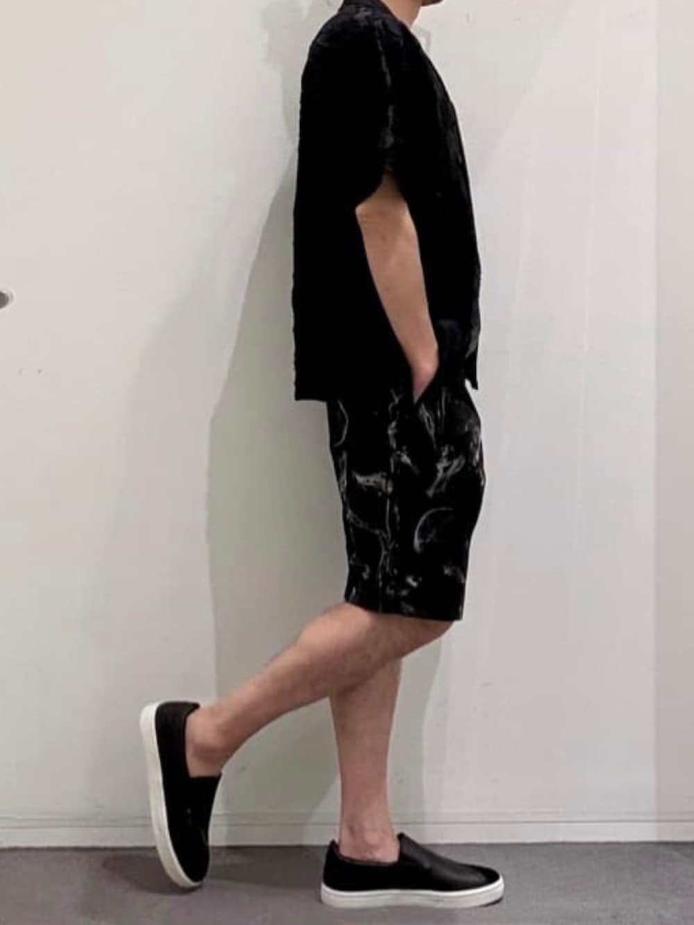 ブラック系のその他パンツ、ブラック系のスニーカー、ブラック系のシャツ/ブラウスを着用したメンズの夏コーディネートの3枚目の写真