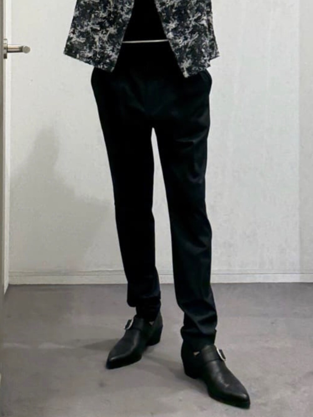 ブラック系のTシャツ/カットソー、ブラック系のシャツ/ブラウス、ブルー系のスラックスを着用したメンズの夏コーディネートの8枚目の写真