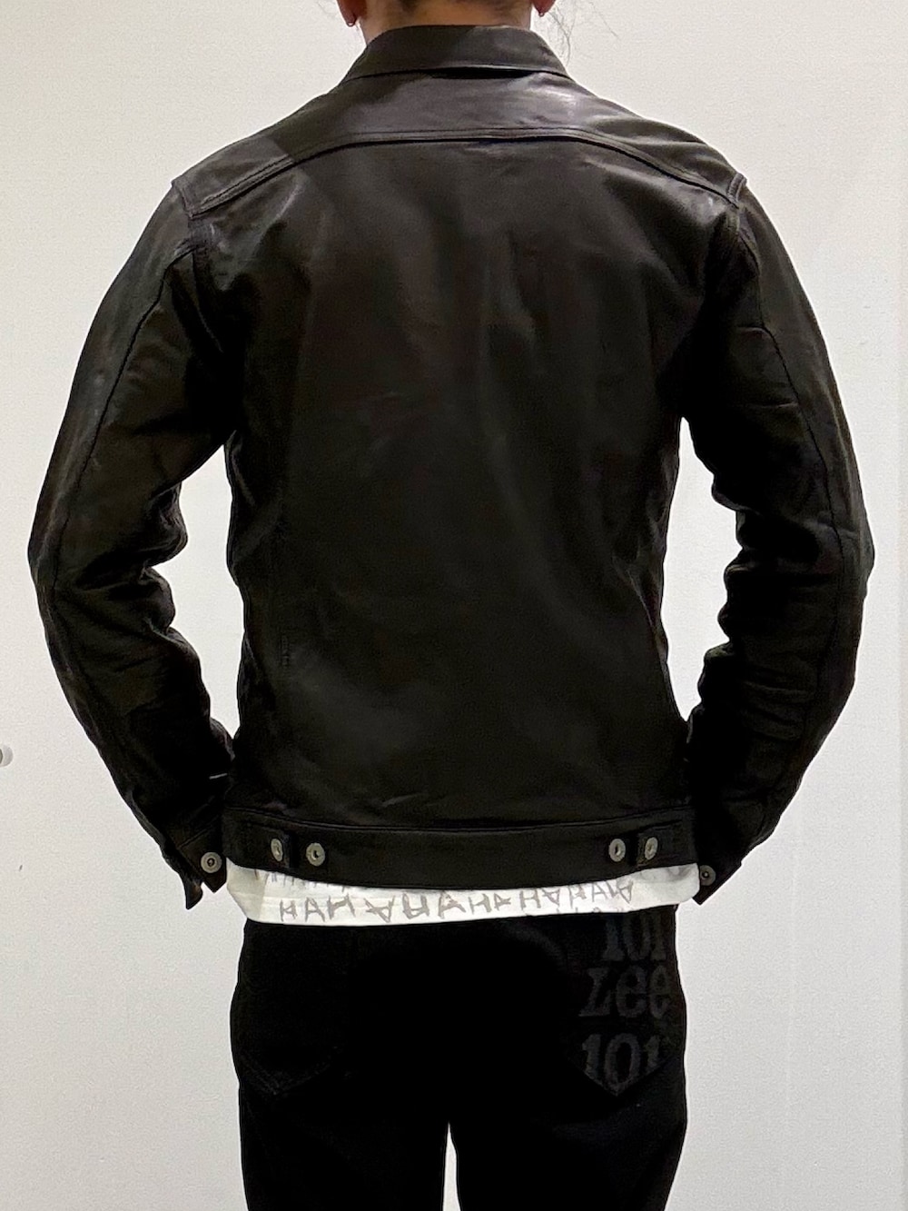 ブラック系のライダースジャケット、ホワイト系のTシャツ/カットソー、ホワイト系のスニーカーを着用したメンズの春コーディネートの6枚目の写真