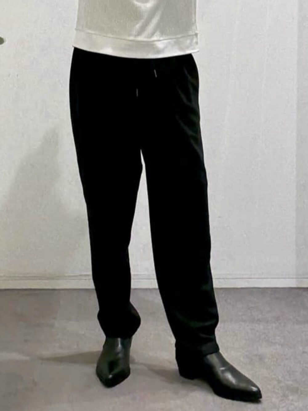 ホワイト系のTシャツ/カットソー、ブラック系のその他パンツ、ブラック系のライダースジャケットを着用したメンズの春コーディネートの8枚目の写真