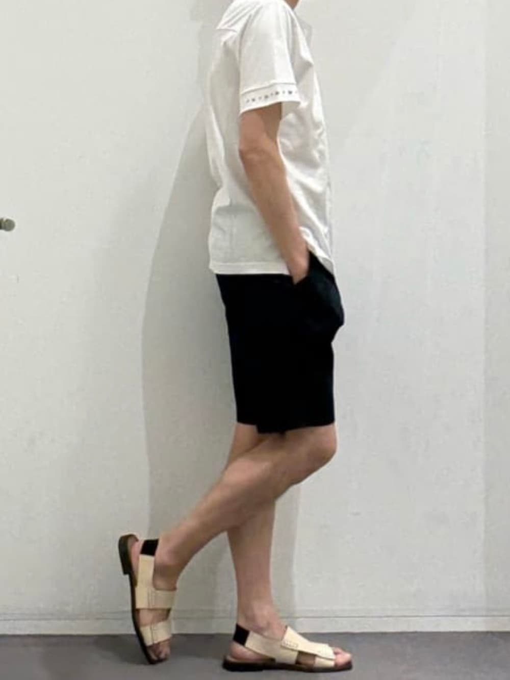 ブルー系のスラックス、ホワイト系のTシャツ/カットソーを着用したメンズの夏コーディネートの2枚目の写真