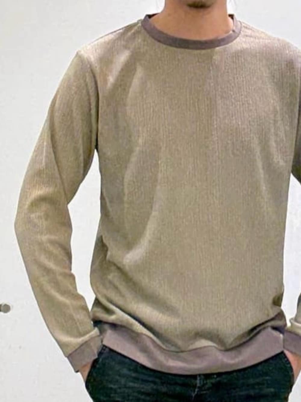 ブラック系のブルゾン、ベージュ系のTシャツ/カットソー、ブラック系のブーツを着用したメンズの春コーディネートの8枚目の写真