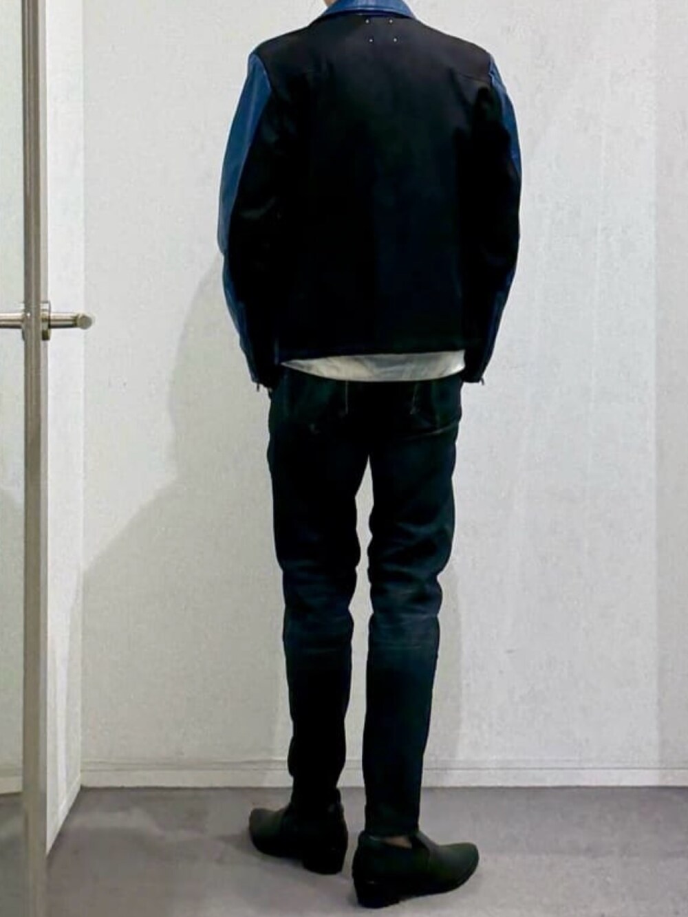 ブルー系のブルゾン、ホワイト系のTシャツ/カットソー、ブラック系のスリッポンを着用したメンズの春コーディネートの3枚目の写真