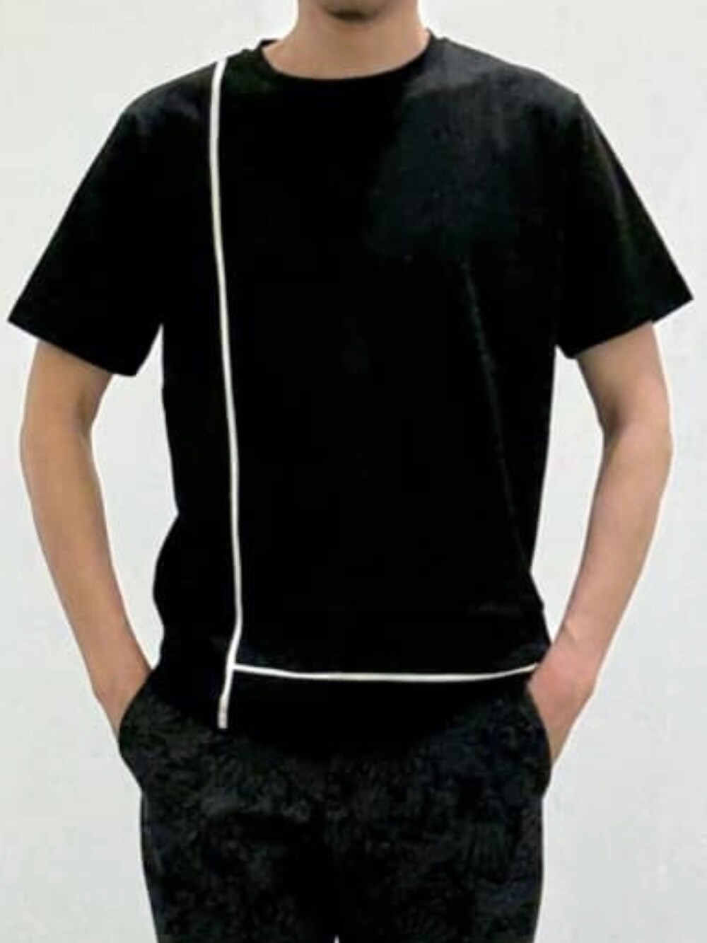 ブラック系のスリッポン、ブラック系のTシャツ/カットソー、ブラック系のその他パンツを着用したメンズの夏コーディネートの5枚目の写真