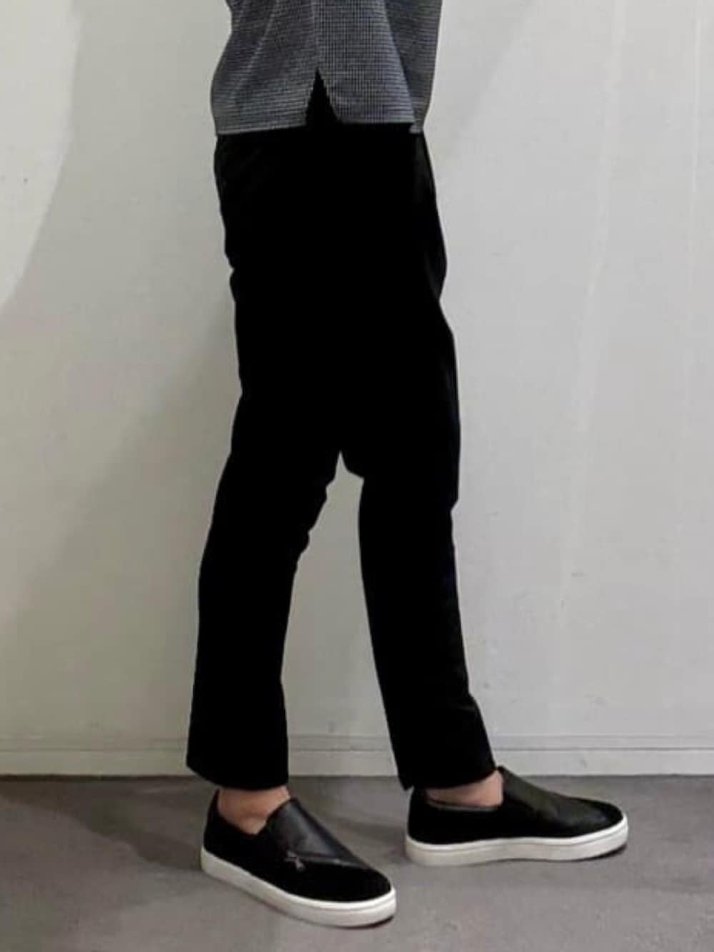 ブラック系のスニーカー、その他のTシャツ/カットソー、ブラック系のスラックスを着用したメンズの夏コーディネートの9枚目の写真