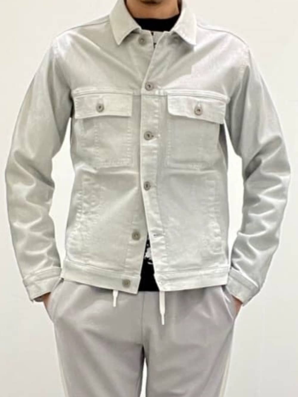 シルバー系のデニムジャケット、ブラック系のニット/セーター、グレー系のスウェットパンツを着用したメンズの夏コーディネートの8枚目の写真
