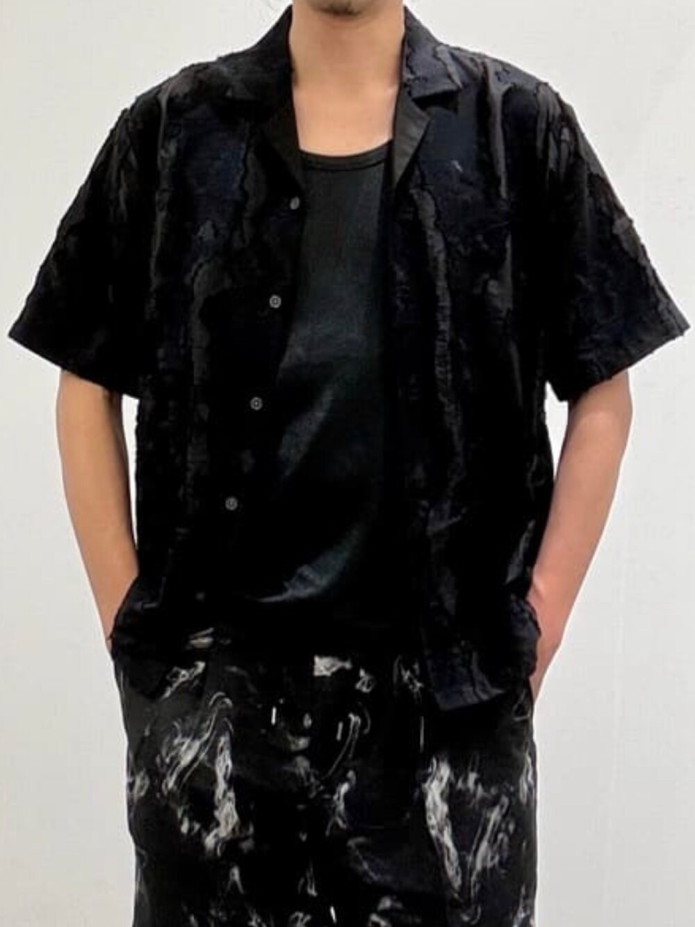 ブラック系のその他パンツ、ブラック系のスニーカー、ブラック系のシャツ/ブラウスを着用したメンズの夏コーディネートの5枚目の写真