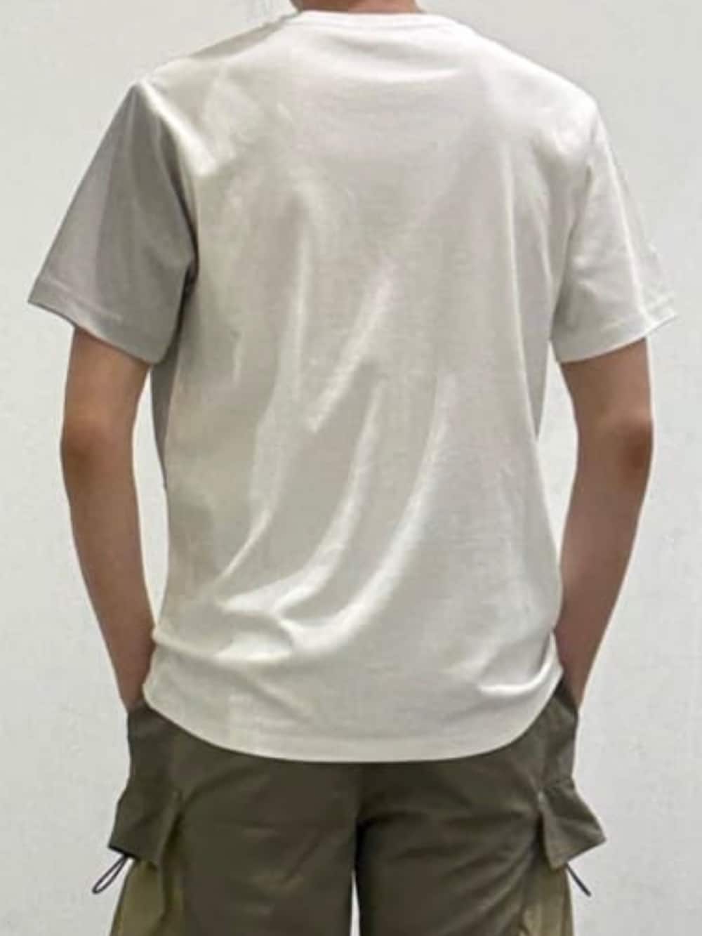 ホワイト系のTシャツ/カットソー、グリーン系のカーゴパンツ、ベージュ系のサンダルを着用したメンズの夏コーディネートの7枚目の写真