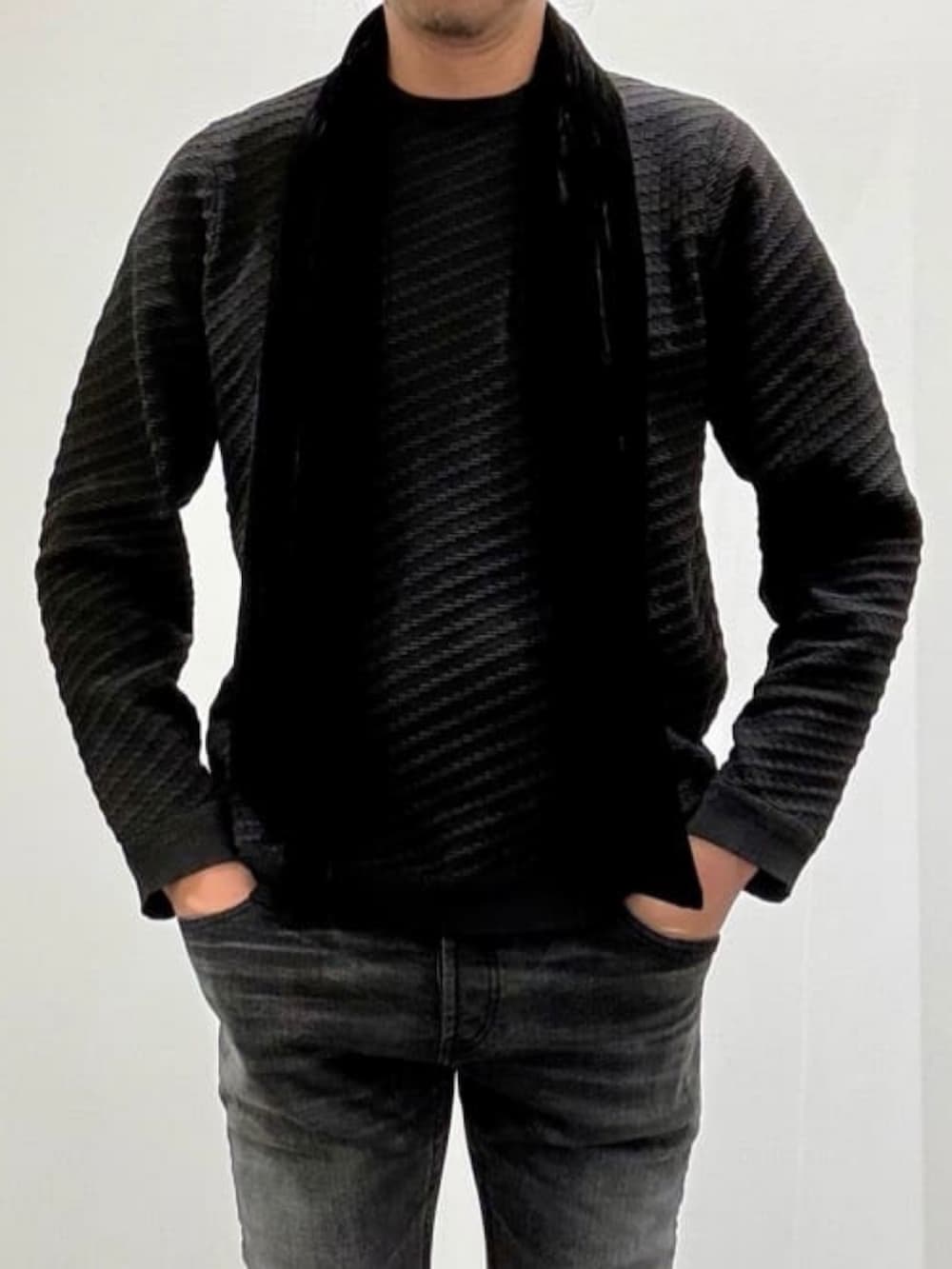 ブラック系のブーツ、ブラック系のデニムパンツ、グレー系のピーコートを着用したメンズの夏コーディネートの7枚目の写真
