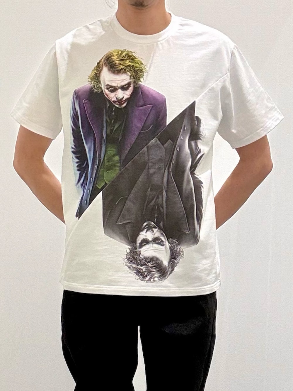 ブラック系のライダースジャケット、ホワイト系のTシャツ/カットソー、ホワイト系のスニーカーを着用したメンズの春コーディネートの7枚目の写真
