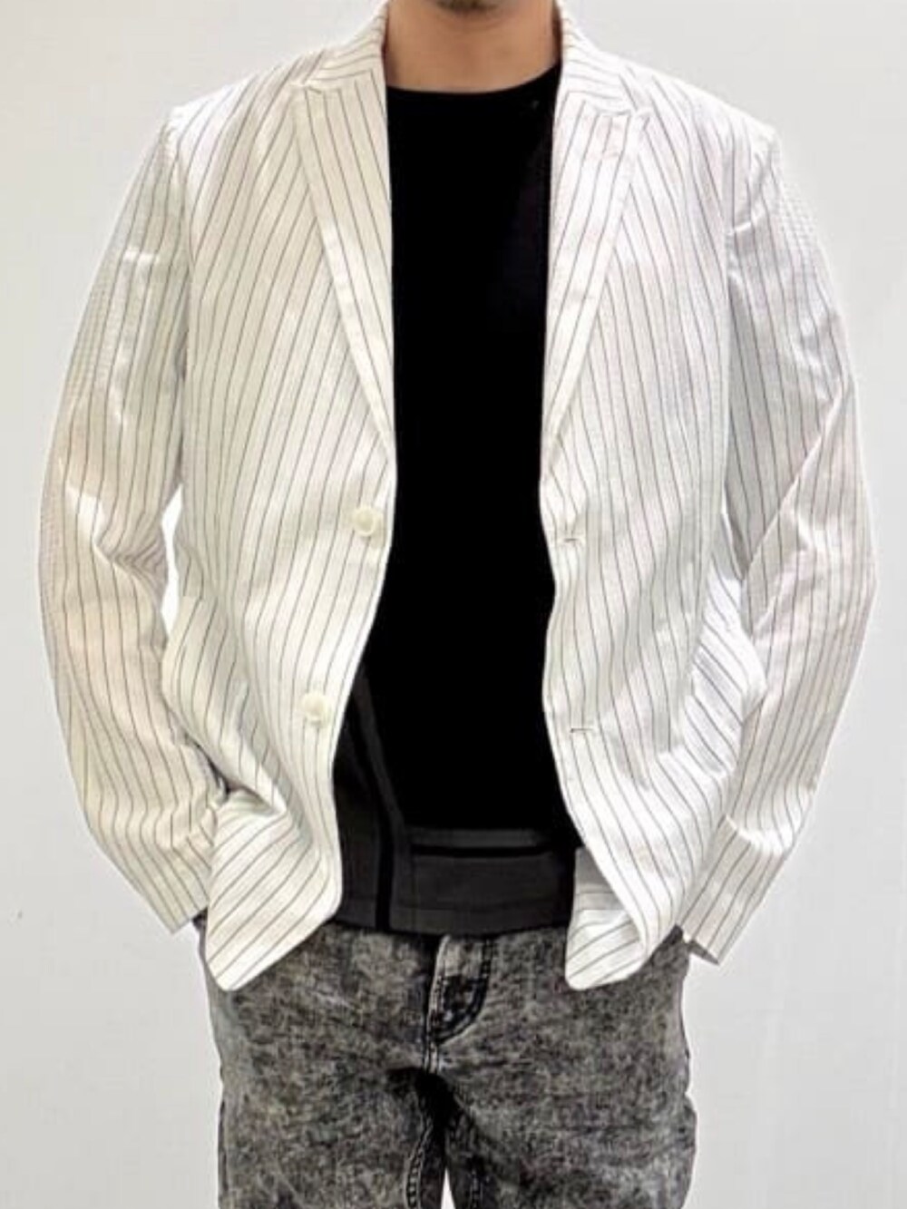 ブラック系のTシャツ/カットソー、ブラック系のデニムパンツ、ブラック系のスリッポンを着用したメンズの夏コーディネートの3枚目の写真
