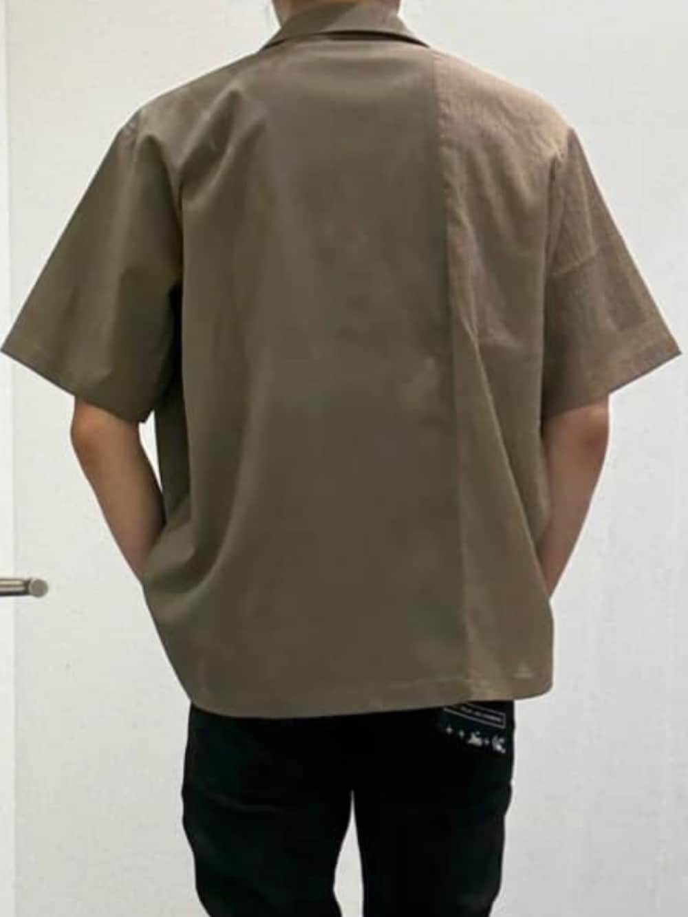 ブラック系のデニムパンツ、ブラック系のスリッポン、ブラック系のTシャツ/カットソーを着用したメンズの夏コーディネートの5枚目の写真