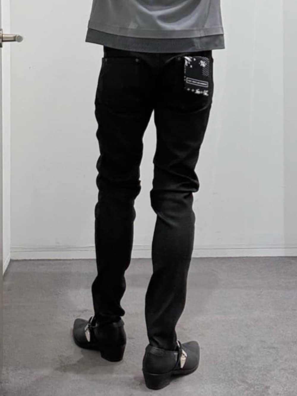 ブラック系のスリッポン、ブラック系のデニムパンツ、ホワイト系のシャツ/ブラウスを着用したメンズの夏コーディネートの10枚目の写真