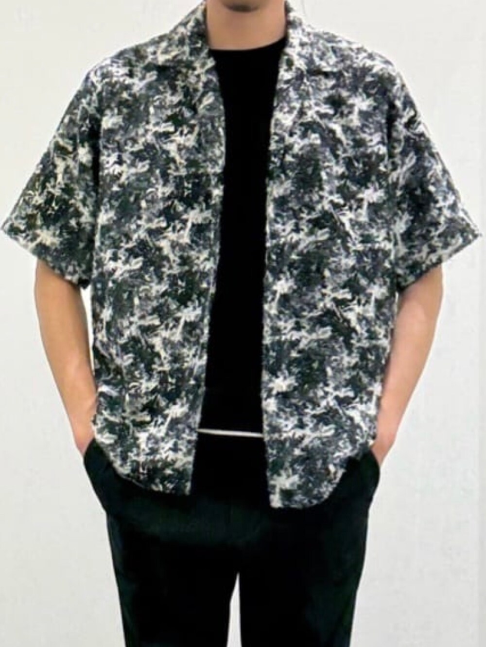 ブラック系のTシャツ/カットソー、ブラック系のシャツ/ブラウス、ブルー系のスラックスを着用したメンズの夏コーディネートの6枚目の写真