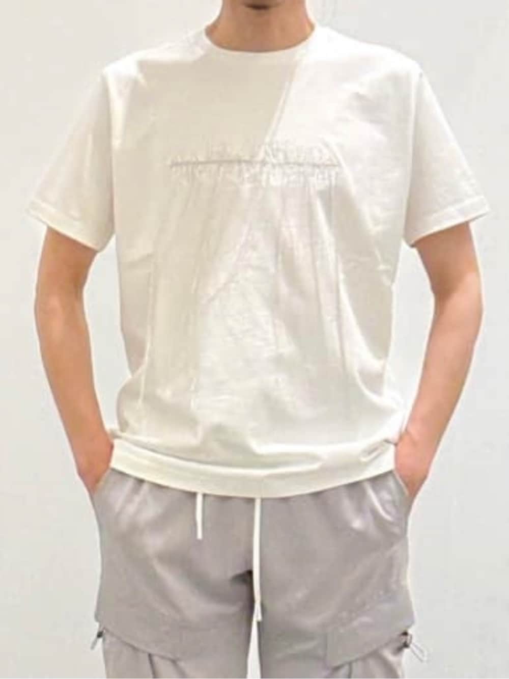 グレー系のカーゴパンツ、ホワイト系のTシャツ/カットソーを着用したメンズの春コーディネートの5枚目の写真
