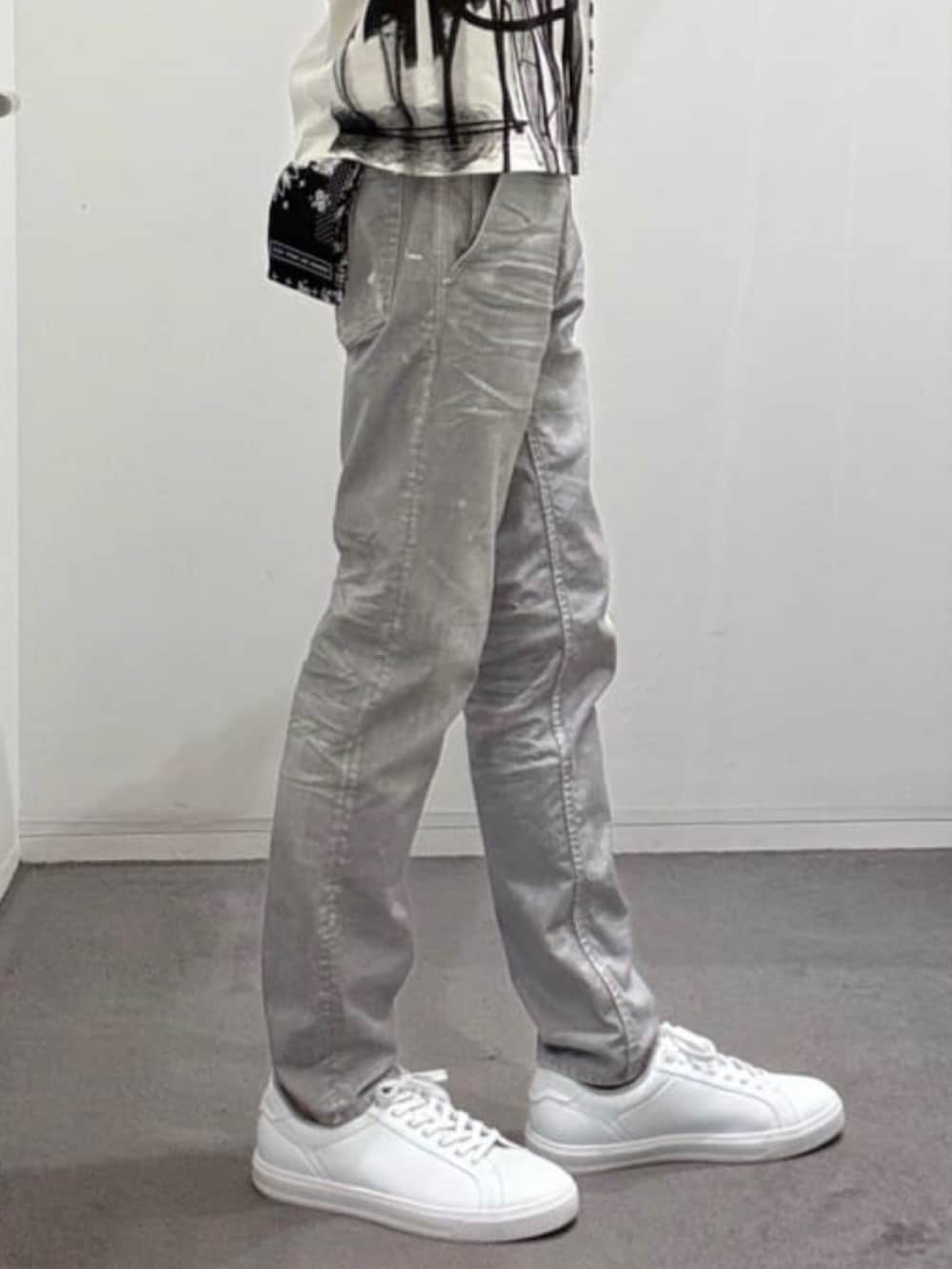 ホワイト系のスニーカー、グレー系のデニムパンツ、ホワイト系のTシャツ/カットソーを着用したメンズの夏コーディネートの9枚目の写真