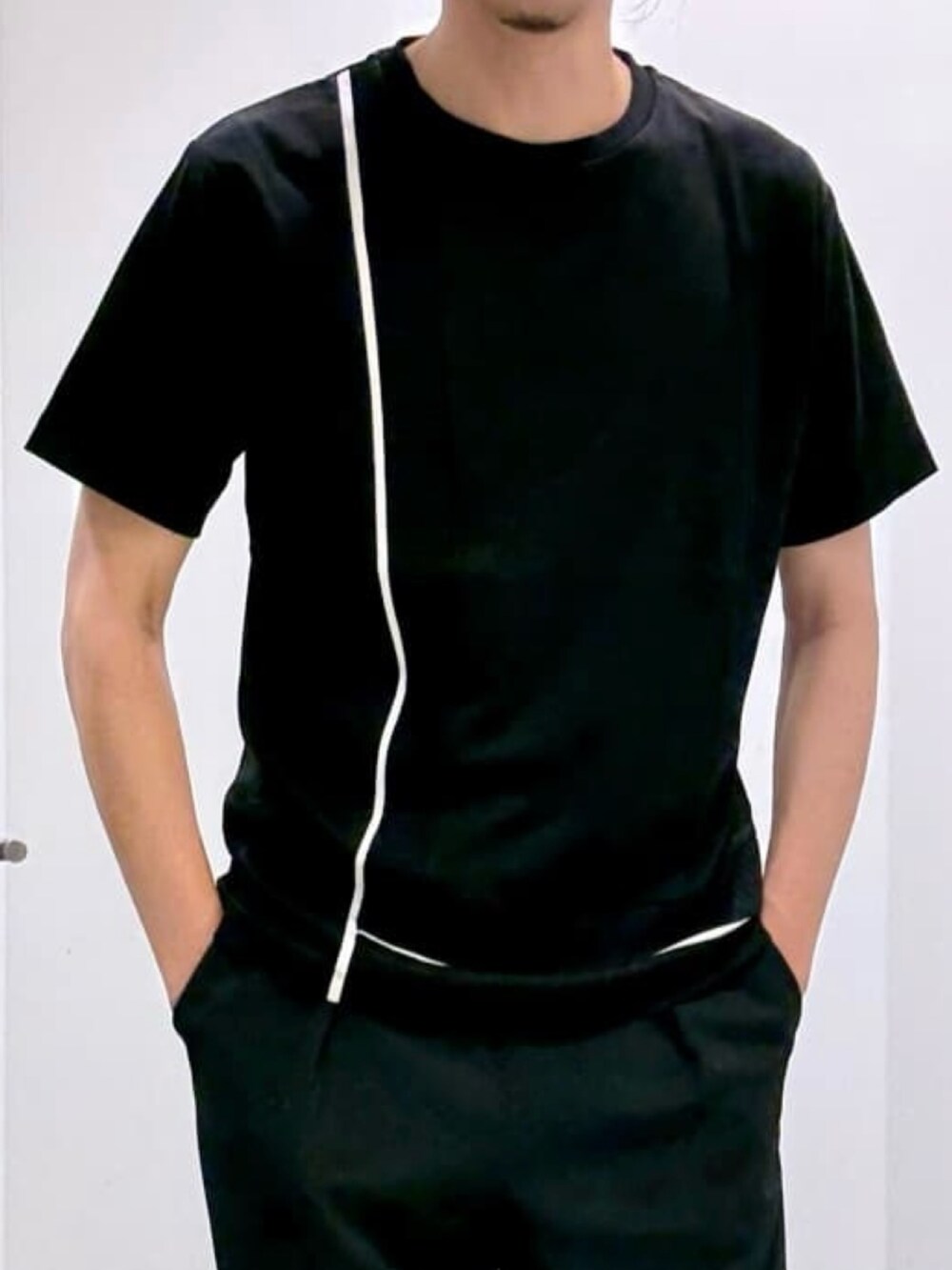 ブラック系のスリッポン、ブラック系のTシャツ/カットソー、ブラック系のその他パンツを着用したメンズの春コーディネートの6枚目の写真