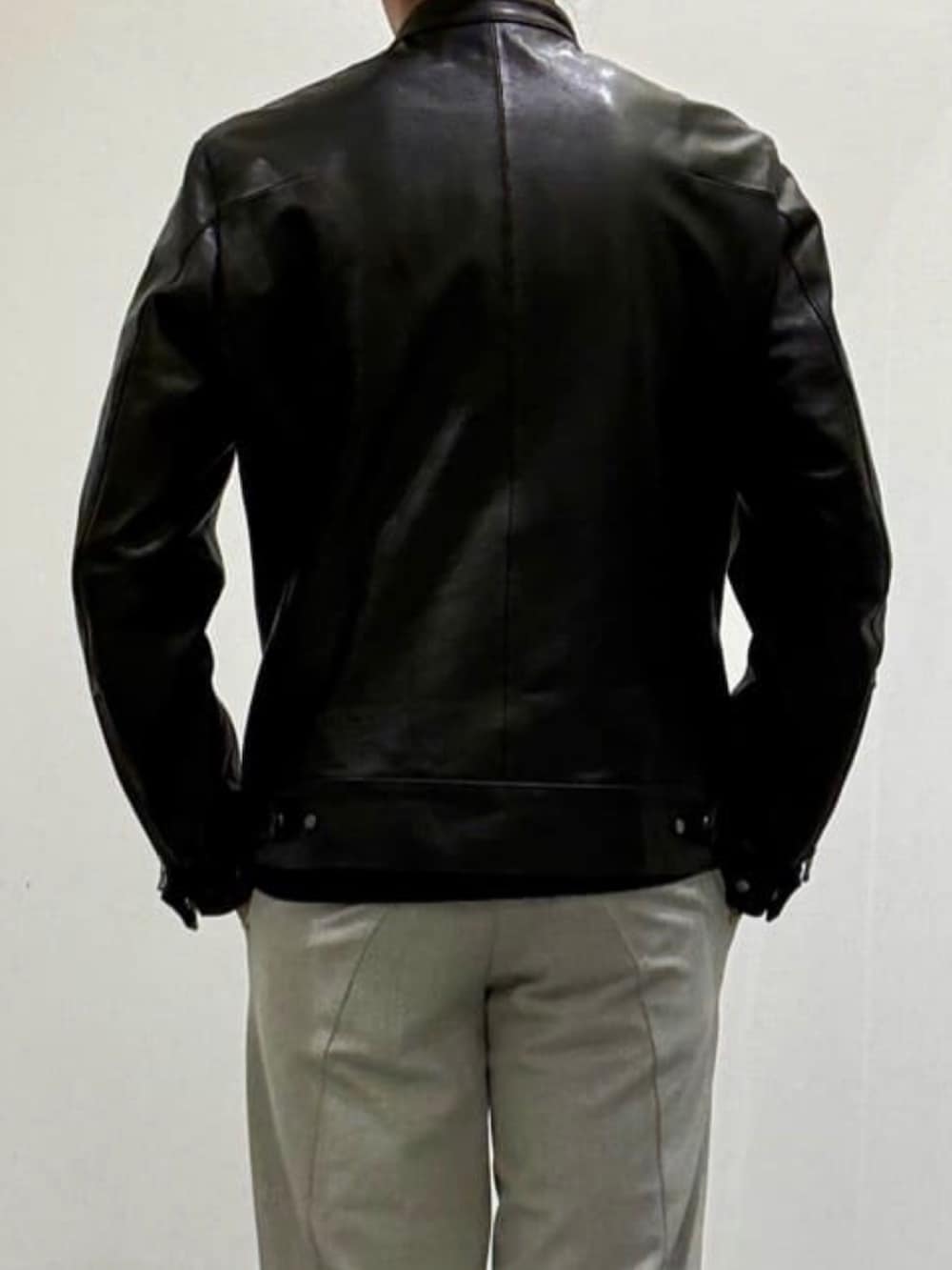 グレー系のチェスターコート、ブラック系のTシャツ/カットソー、グレー系のその他パンツを着用したメンズの夏コーディネートの8枚目の写真