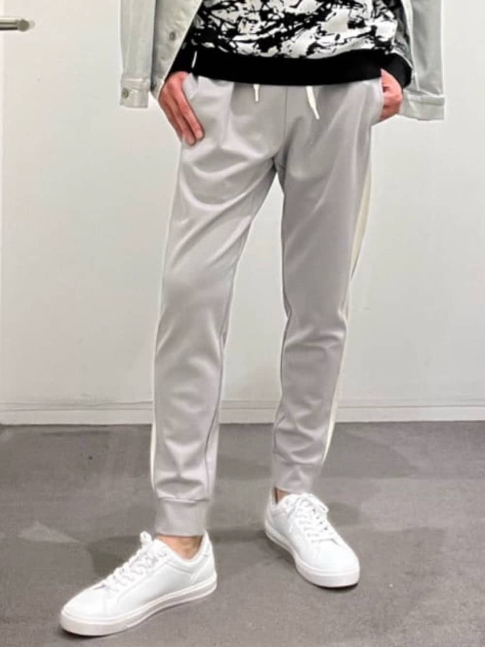 シルバー系のデニムジャケット、ブラック系のニット/セーター、グレー系のスウェットパンツを着用したメンズの夏コーディネートの10枚目の写真