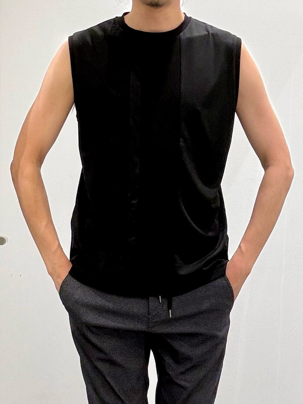 ブラック系のシャツ/ブラウス、ブラック系のTシャツ/カットソー、ブラック系のその他パンツを着用したメンズの春コーディネートの8枚目の写真