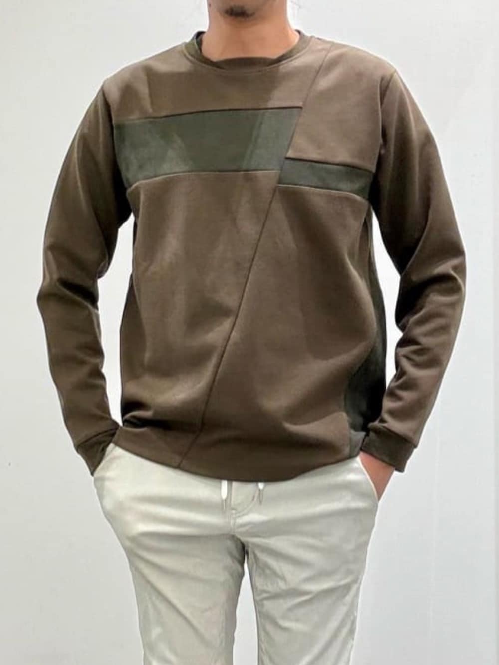 グレー系のチェスターコート、ブラック系のライダースジャケット、グリーン系のTシャツ/カットソーを着用したメンズの秋コーディネートの7枚目の写真