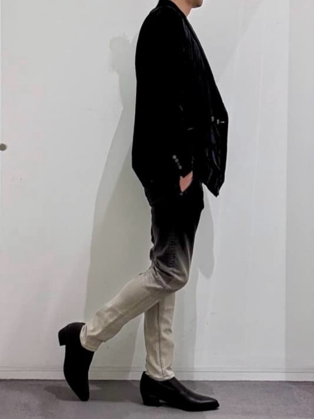 ブラック系のテーラードジャケット、ブラック系のTシャツ/カットソー、ブラック系のデニムパンツを着用したメンズの春コーディネートの2枚目の写真